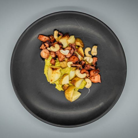 Tentacoli di totano teriyaki con mousse di edamame, patate al prezzemolo & crumble di anacardi