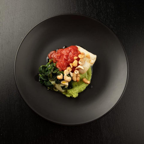 Merluzzo alla siciliana con patate al forno, spinacino & mousse di guacamole