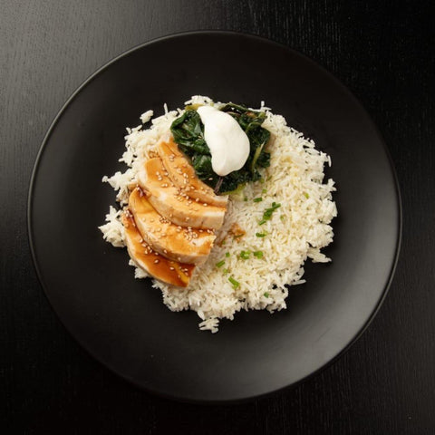 Petto di pollo con crema al latte con patate dolci al forno & mousse di edamame