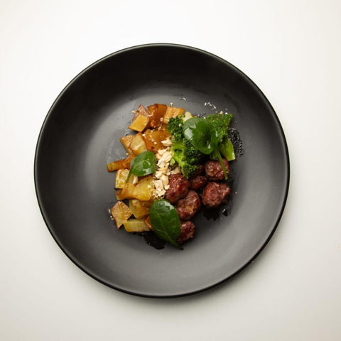 Polpette vegane piccanti con patate al forno & broccoli