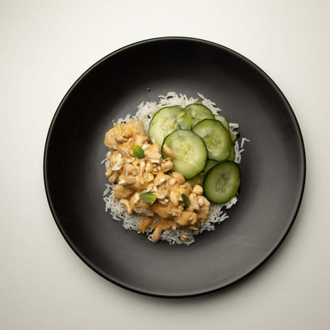 Satay Chicken con riso basmati & cetrioli