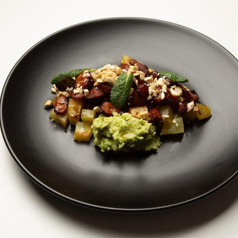 Tentacoli di totano teriyaki con mousse di edamame, patate al prezzemolo & crumble di anacardi