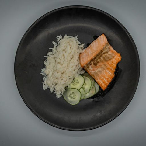 Salmone con salsa di soia & miele con riso basmati & cetrioli