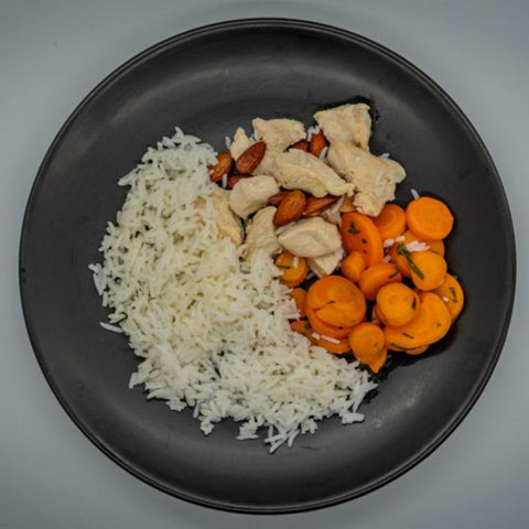Pollo alle mandorle con riso basmati & carote al prezzemolo