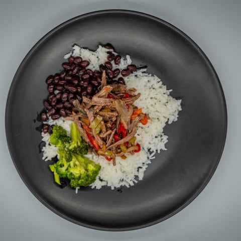 Mexican Pulled Beef con riso basmati, broccoli, fagioli neri & peperoni